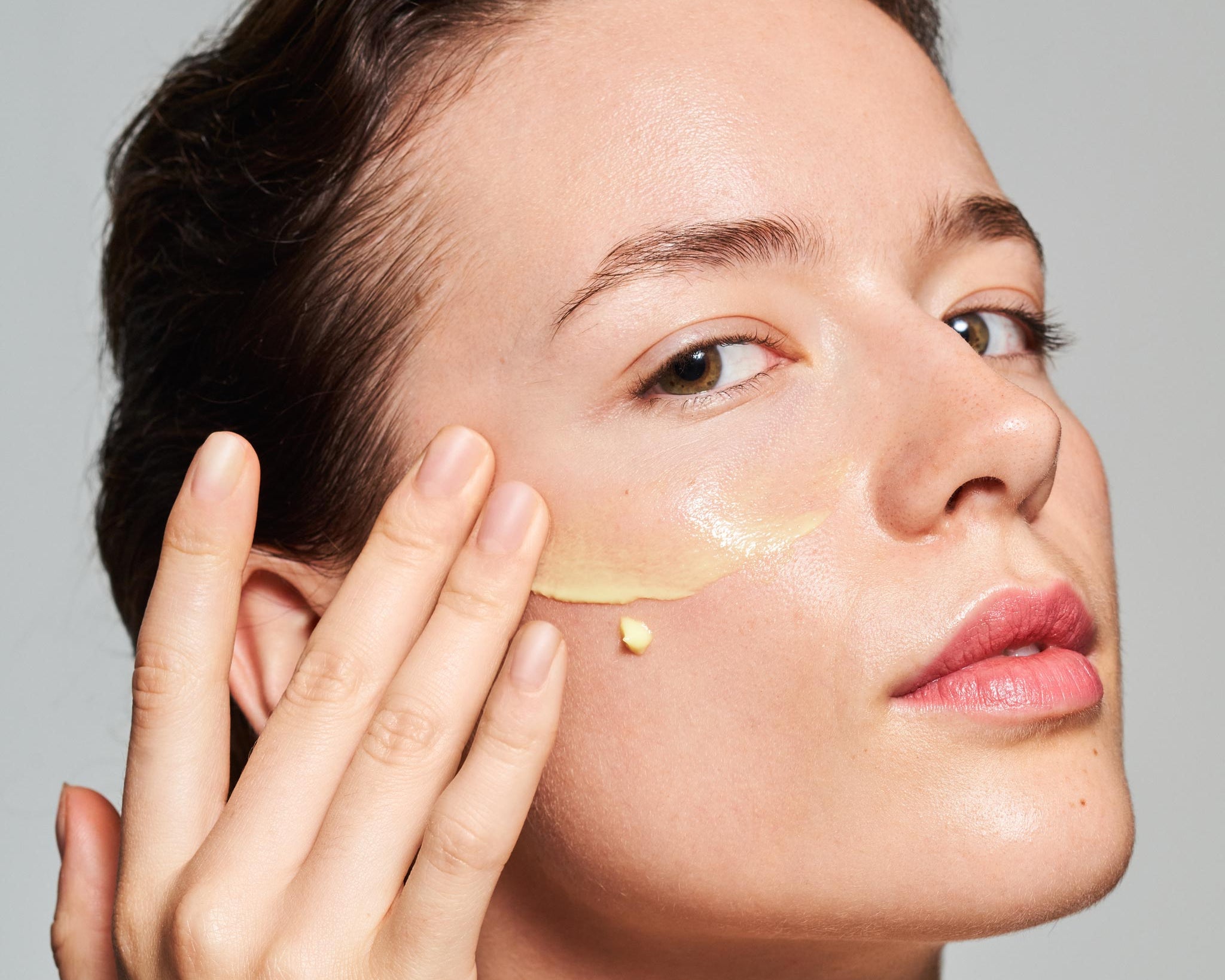 Retinal Serum Ne İşe Yarar? Retinol’den Farkı Ne? Kimler Kullanmalı?