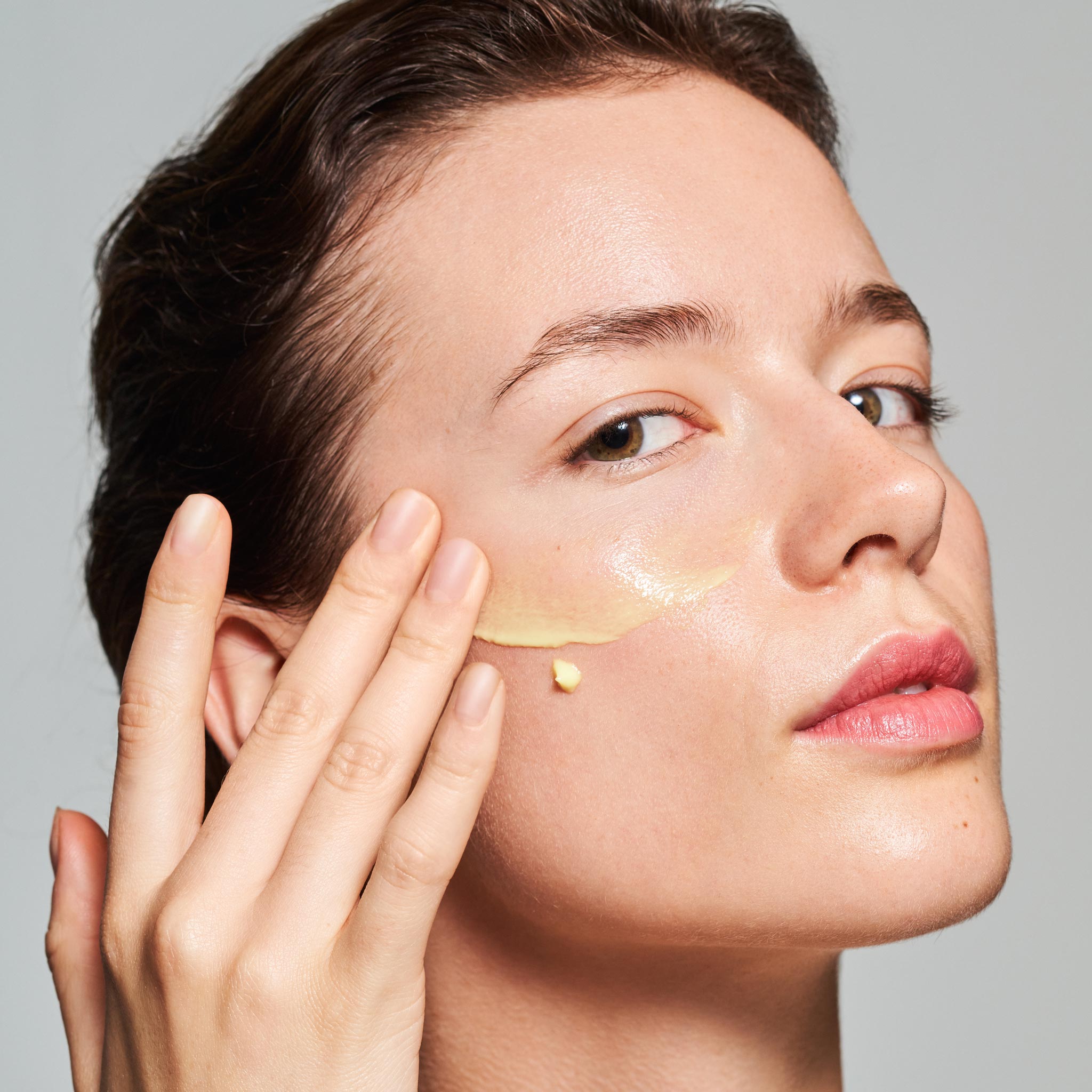 Retinal Serum Ne İşe Yarar? Retinol’den Farkı Ne? Kimler Kullanmalı?